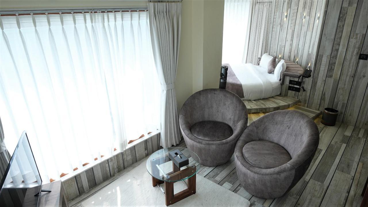 De Glance Hotel Surate Extérieur photo