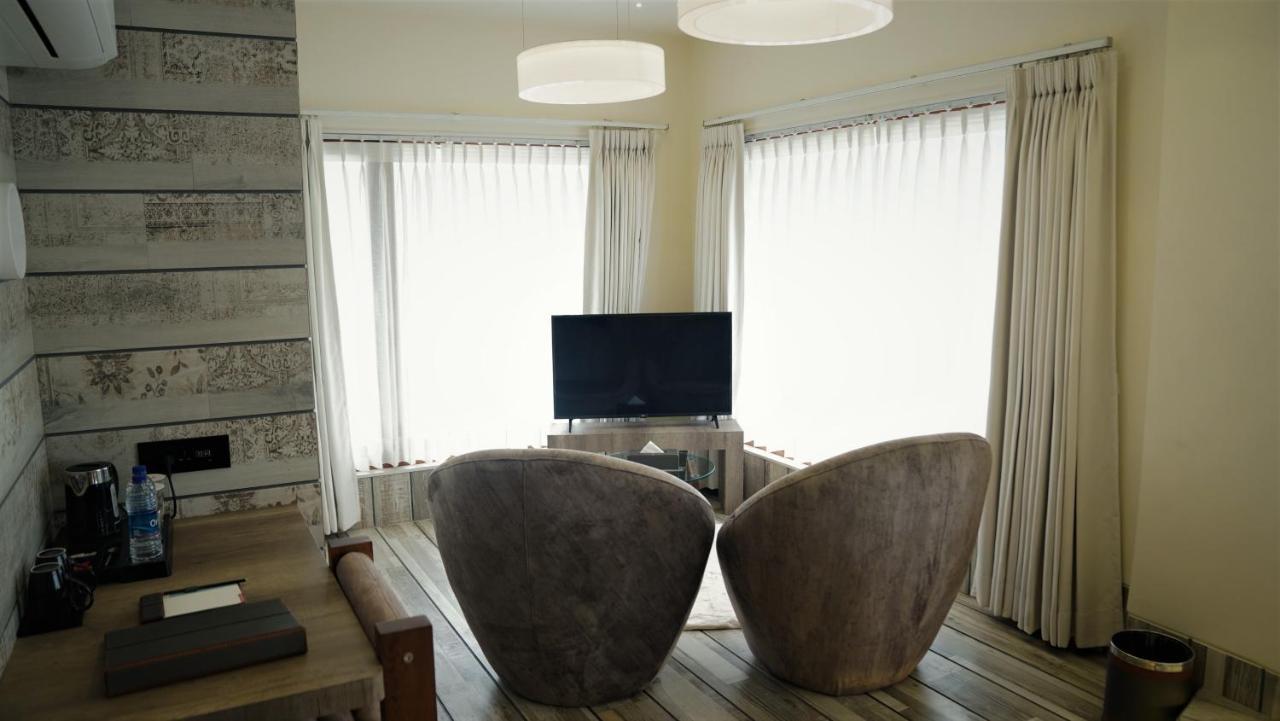De Glance Hotel Surate Extérieur photo