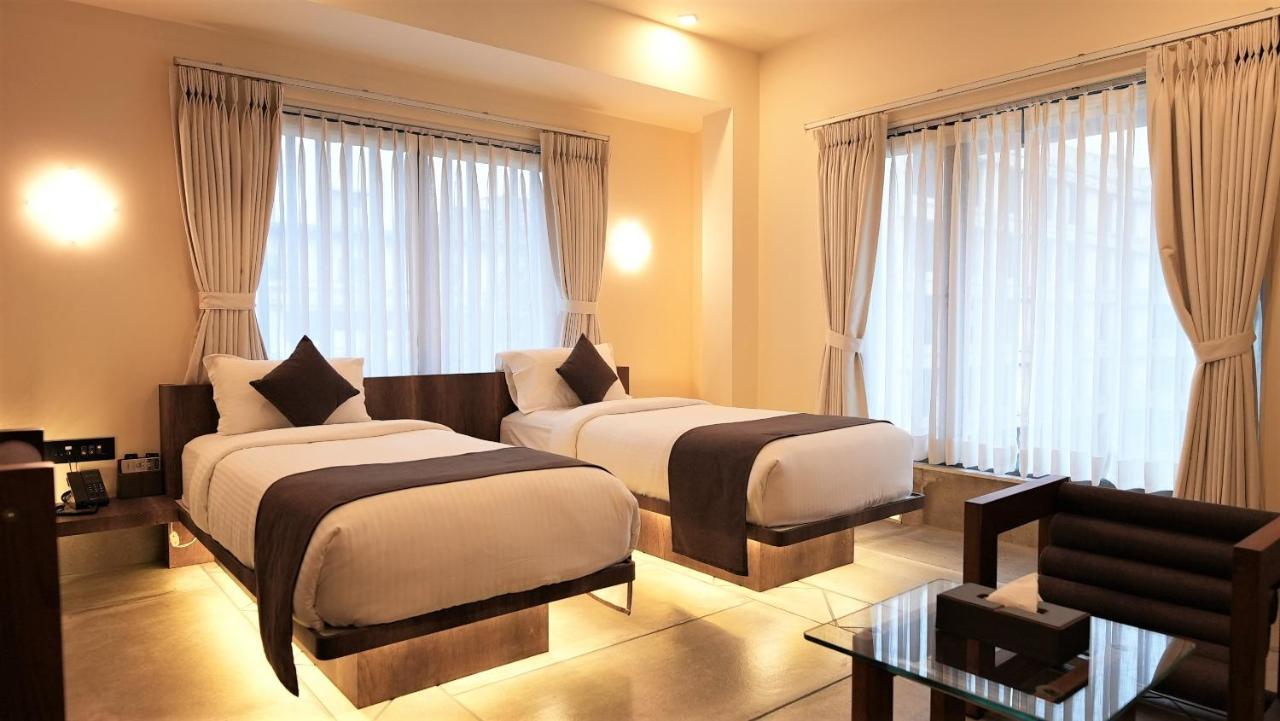 De Glance Hotel Surate Extérieur photo