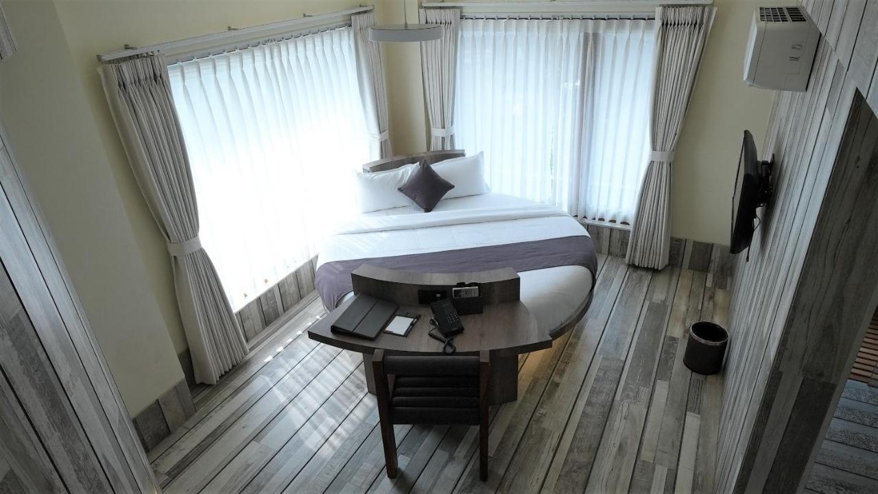 De Glance Hotel Surate Extérieur photo