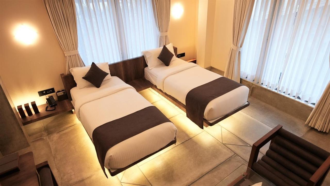 De Glance Hotel Surate Extérieur photo