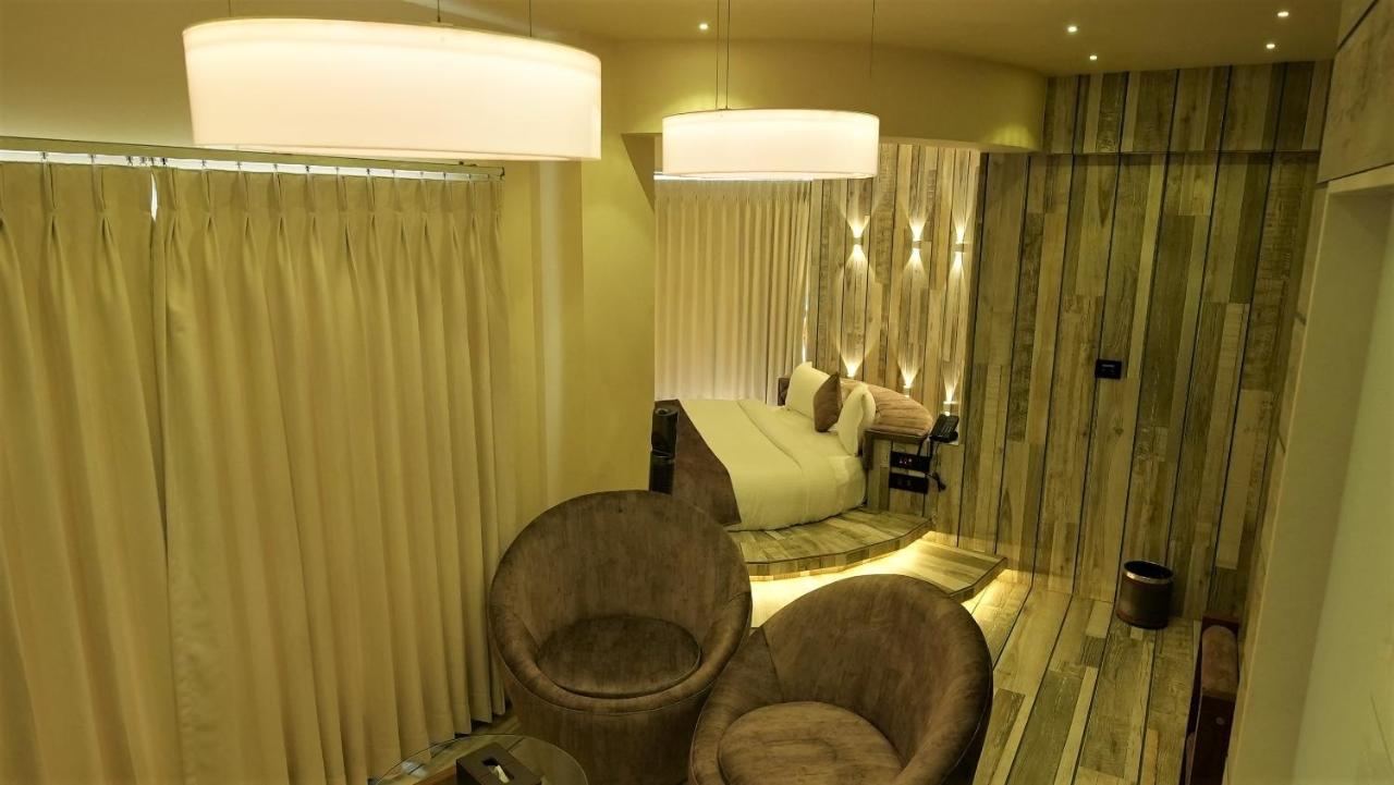 De Glance Hotel Surate Extérieur photo