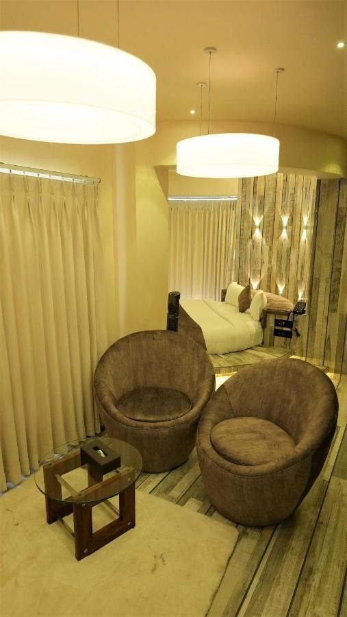 De Glance Hotel Surate Extérieur photo