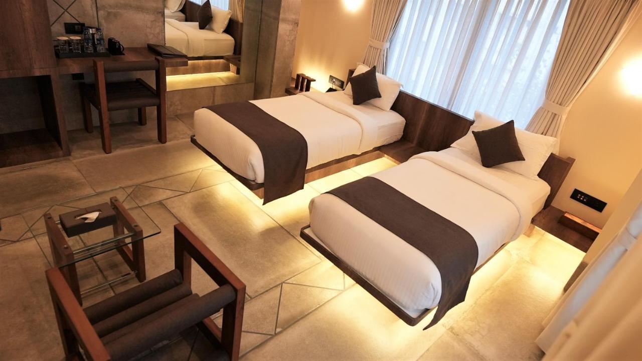 De Glance Hotel Surate Extérieur photo