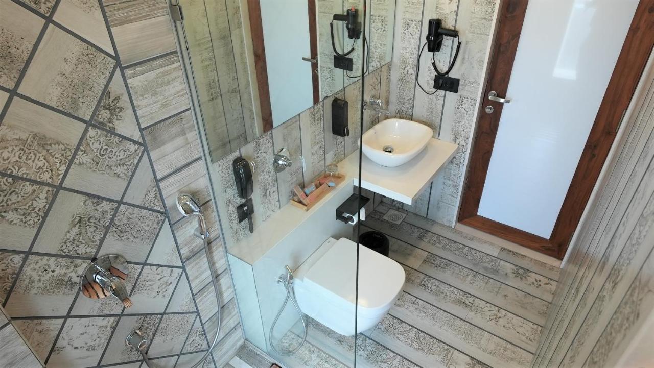 De Glance Hotel Surate Extérieur photo