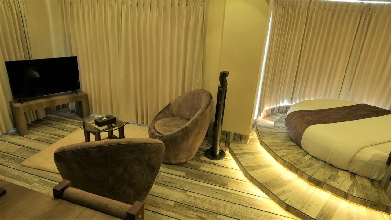 De Glance Hotel Surate Extérieur photo