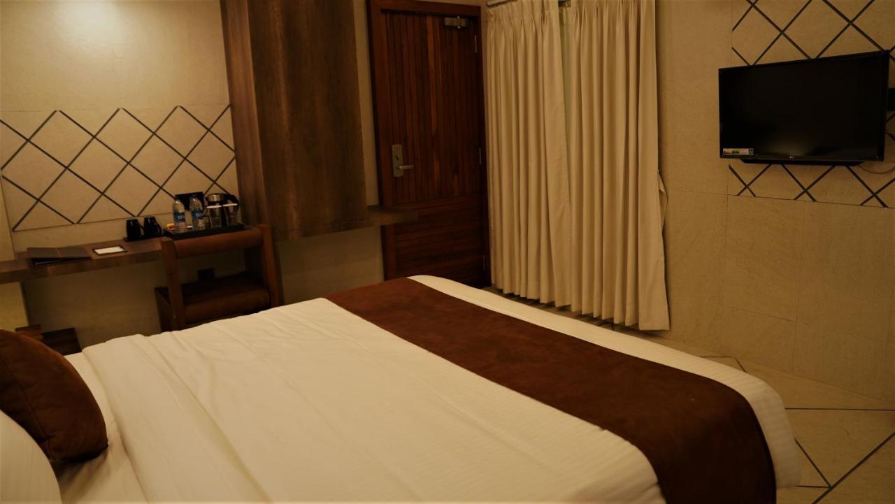 De Glance Hotel Surate Extérieur photo