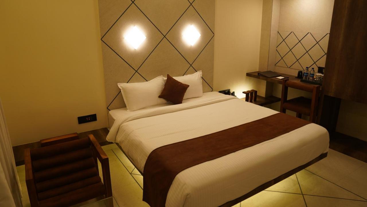De Glance Hotel Surate Extérieur photo