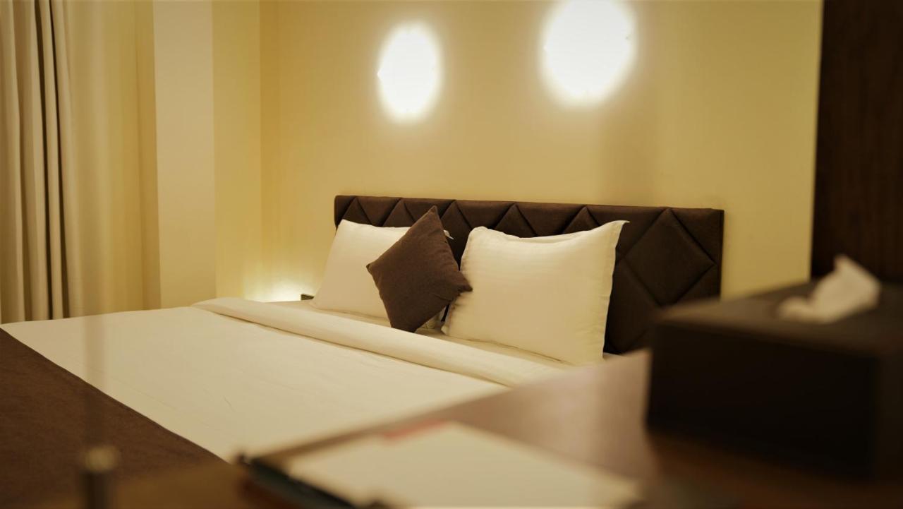 De Glance Hotel Surate Extérieur photo