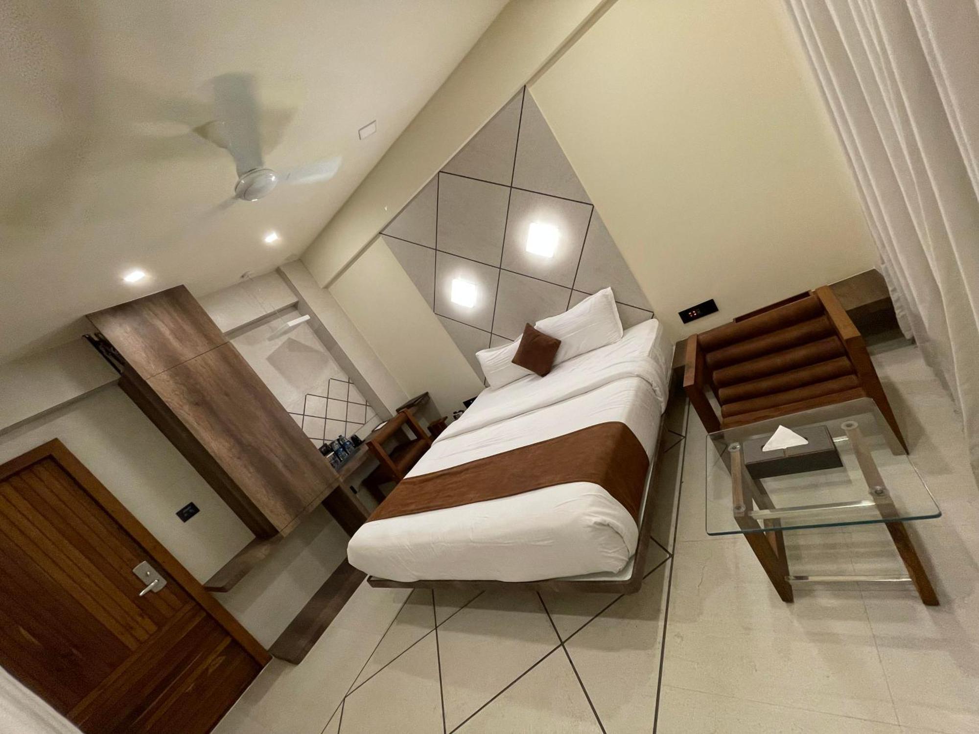 De Glance Hotel Surate Extérieur photo
