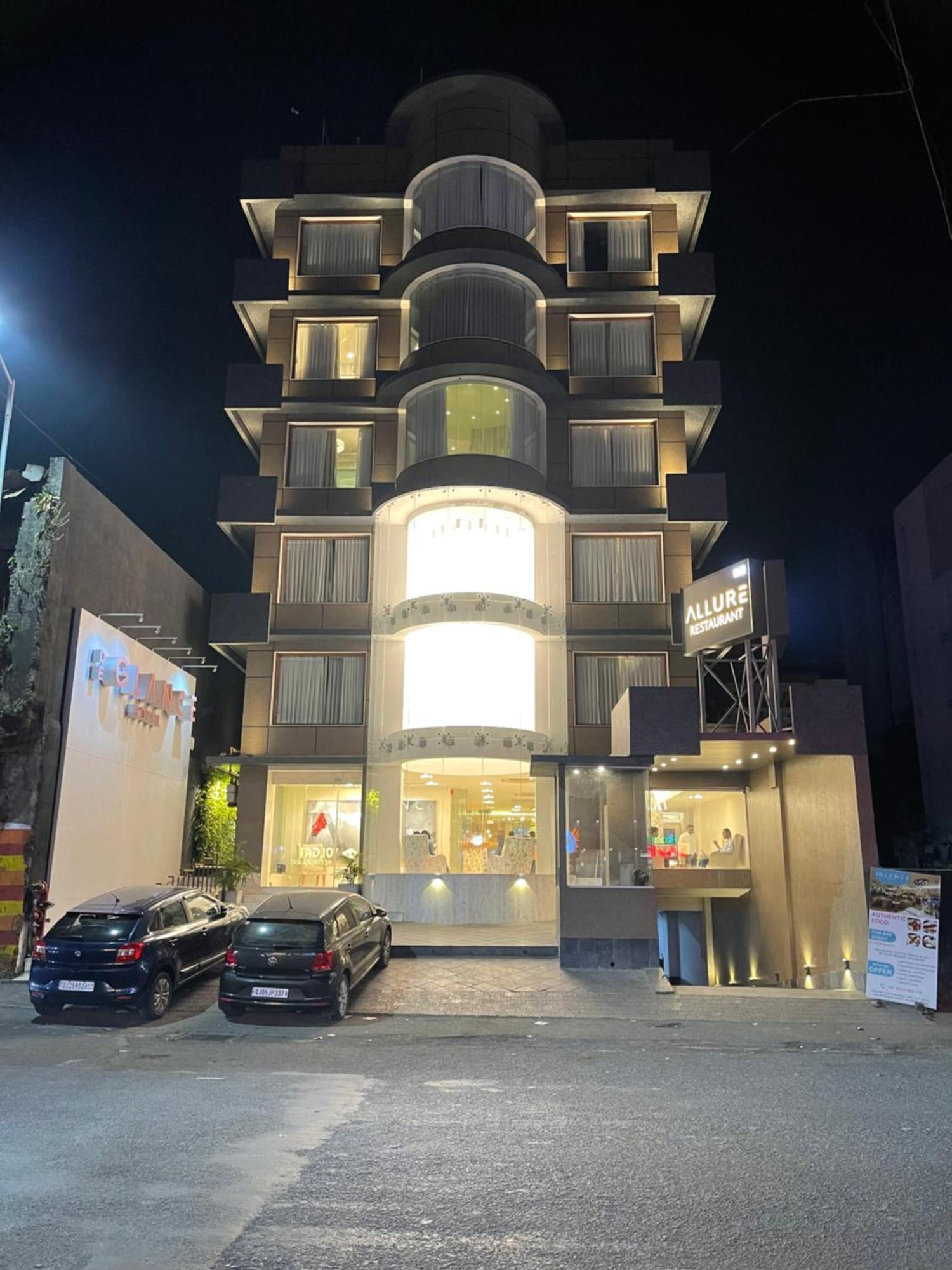 De Glance Hotel Surate Extérieur photo